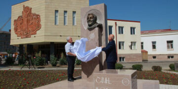 Աշխարհահռչակ շանսոնյեի կիսանդրին՝ Ստեփանակերտի սրտում