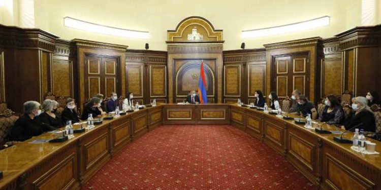 Նիկոլ Փաշինյանը հանդիպել է զոհված զինծառայողների հարազատների հետ