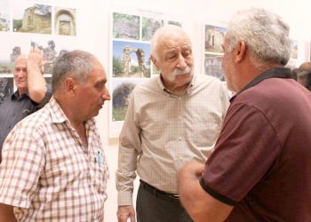 Խլված եզերքի հուշակոթողները