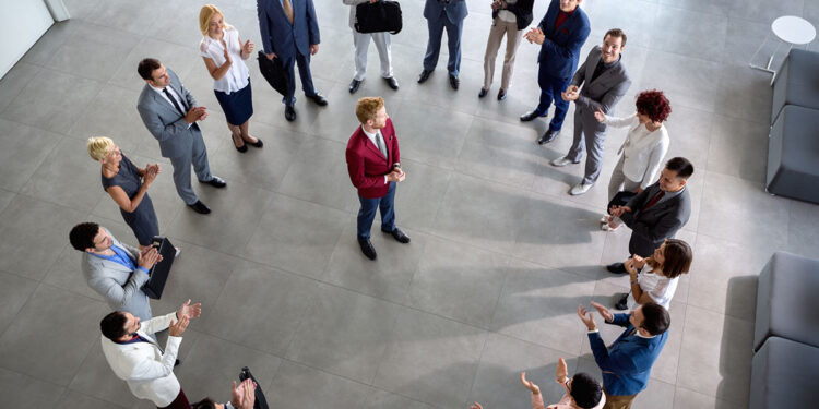 Կառավարիչ եւ առաջնորդ