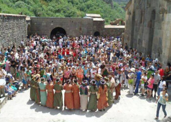 Հայ Առաքելական եկեղեցին նշում է Վարդավառի՝ Հիսուս Քրիստոսի Պայծառակերպության տոնը