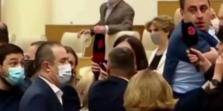 Վրաստանի խորհրդարանի նիստերի դահլիճում ծեծկռտուք Է տեղի ունեցել (VIDEO)