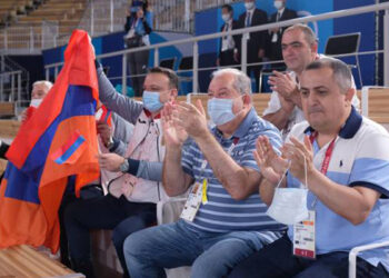 Արմեն Սարգսյանը Տոկիոյի օլիմպիական մարզադաշտում հետևել է մարմնամարզիկ Արթուր Դավթյանի մրցելույթին