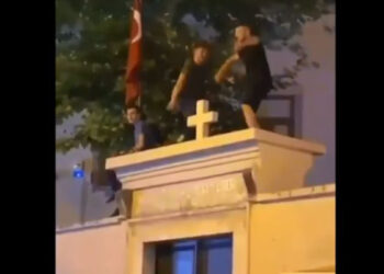 Ստամբուլում ձերբակալել են հայկական եկեղեցու պատի վրա պարող տղամարդկանց