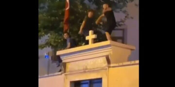 Ստամբուլում ձերբակալել են հայկական եկեղեցու պատի վրա պարող տղամարդկանց