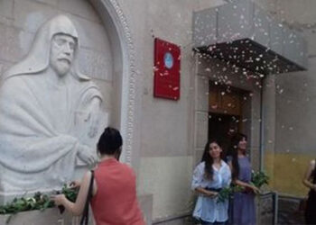 Ծաղիկներ… Տիեզերական վարդապետին