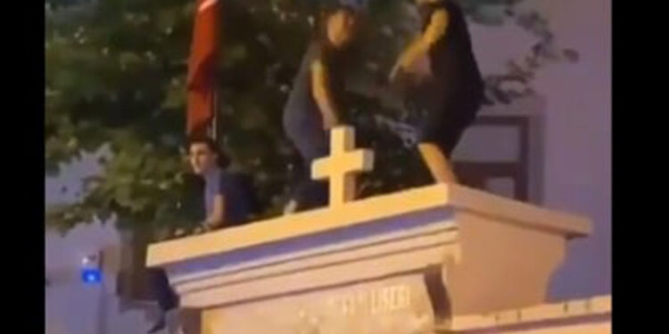 Թուրքական պար… հայկական եկեղեցու պատին