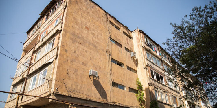 Վթարային երեք շենքերի բնակիչներին կվերաբնակեցնեն