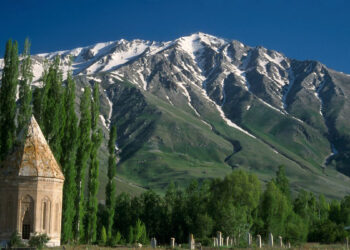 Մենաշնորհի ու վերջաբանի միջեւ բնական թեքումը մենաշնորհի՛ն տեր կանգնելն է