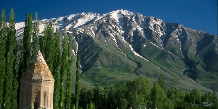 Մենաշնորհի ու վերջաբանի միջեւ բնական թեքումը մենաշնորհի՛ն տեր կանգնելն է