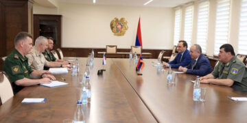 Արշակ Կարապետյանը և Ռուստամ Մուրադովը քննարկել են իրադրությունը հայ-ադրբեջանական սահմանին