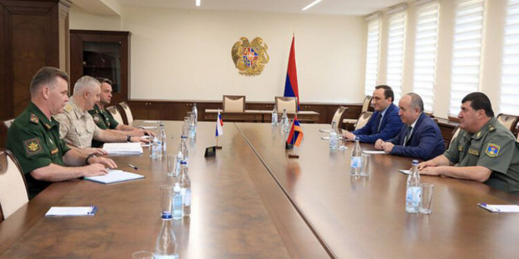 Արշակ Կարապետյանը և Ռուստամ Մուրադովը քննարկել են իրադրությունը հայ-ադրբեջանական սահմանին