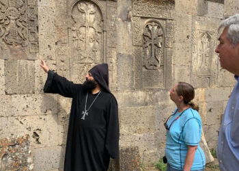 Լին Թրեյսին այցելել է Տաթևի վանական համալիր