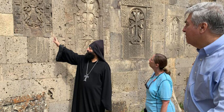 Լին Թրեյսին այցելել է Տաթևի վանական համալիր