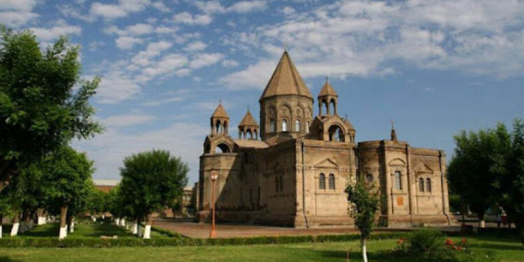 Եկեղեցին տոնում է Ս. Թովմա, Ս.Հակոբոս և Ս. Շմավոն առաքյալների հիշատակության օրը