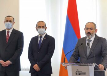 Փաշինյանն ԱԳՆ աշխատակազմին ներկայացրել է նորանշանակ նախարարին