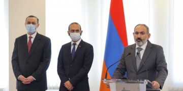 Փաշինյանն ԱԳՆ աշխատակազմին ներկայացրել է նորանշանակ նախարարին