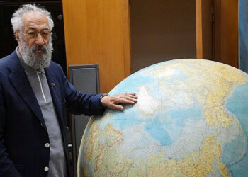 Կյանքի սերն ու բեւեռների տիրակալը