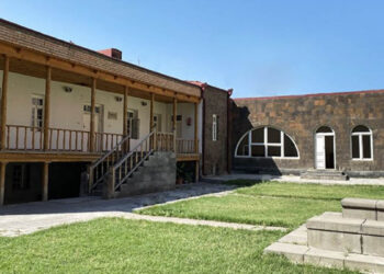 «Գեղեցիկ, հմայիչ, այնպես բարի, պարզ եւ քաղցր…»