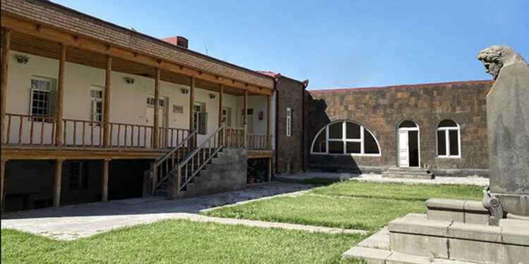 «Գեղեցիկ, հմայիչ, այնպես բարի, պարզ եւ քաղցր…»