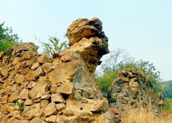 Ավերակ մատուռն ու խրոխտ բազեն