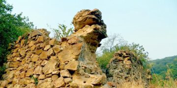 Ավերակ մատուռն ու խրոխտ բազեն