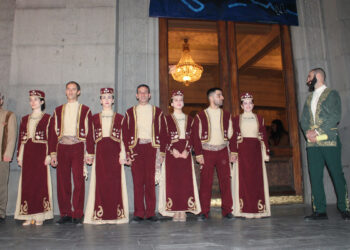 «…Նույն բարձունքն ունեն բեմն ու խորանը»