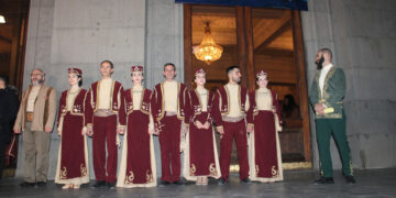 «…Նույն բարձունքն ունեն բեմն ու խորանը»