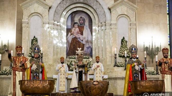 Հայ Առաքելական եկեղեցին նշում է Հիսուս Քրիստոսի Սուրբ Ծննդյան և Աստվածահայտնության տոնը