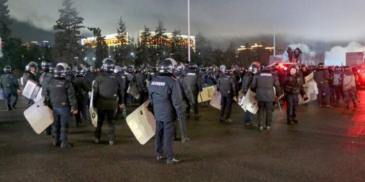 Ղազախստանի Ակտաու քաղաքում ուժայիններն անցել են ցուցարարների կողմը. «Իզվեստիա»