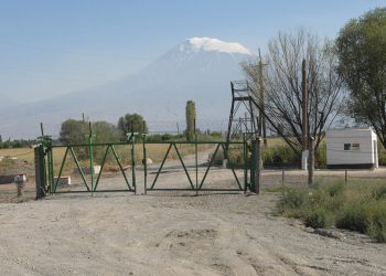 Ինչպես սկսել հարաբերությունները պակաս ժողովրդավար երկու հարեւանների հետ