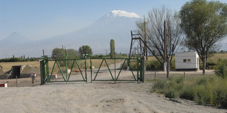 Ինչպես սկսել հարաբերությունները պակաս ժողովրդավար երկու հարեւանների հետ