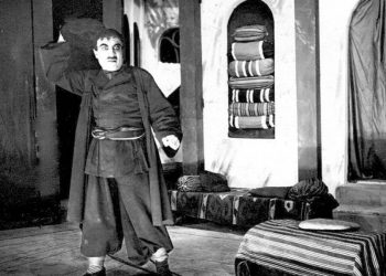 Սպիտակ կիտելով, լայնեզր գլխարկը ձեռքը, Ոսկե աստղը` կրծքին…