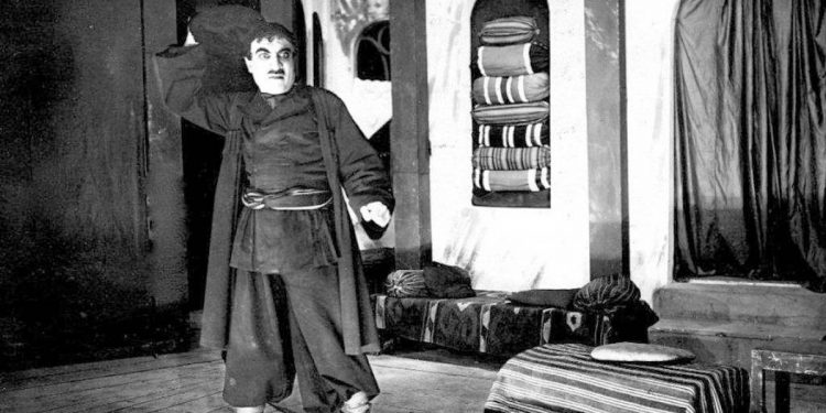 Սպիտակ կիտելով, լայնեզր գլխարկը ձեռքը, Ոսկե աստղը` կրծքին…