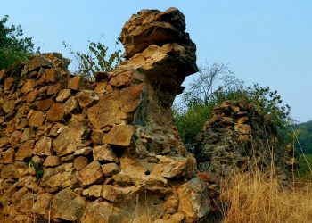 Կառնակաշ-Զինգանակապ Ամրոցը Հակարի գյուղի մոտ