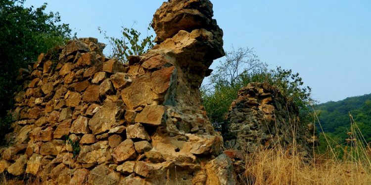 Կառնակաշ-Զինգանակապ Ամրոցը Հակարի գյուղի մոտ