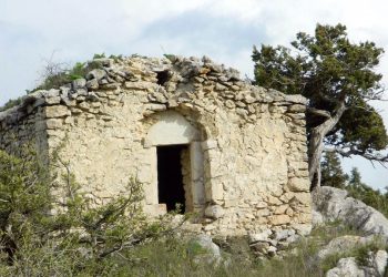 Ժայռին է թառած սրբատունը. Ամուտեղ