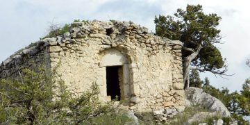 Ժայռին է թառած սրբատունը. Ամուտեղ