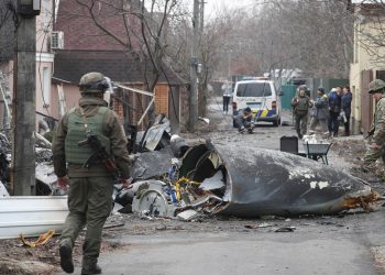 Արեւելքի եւ Արեւմուտքի աքցանում