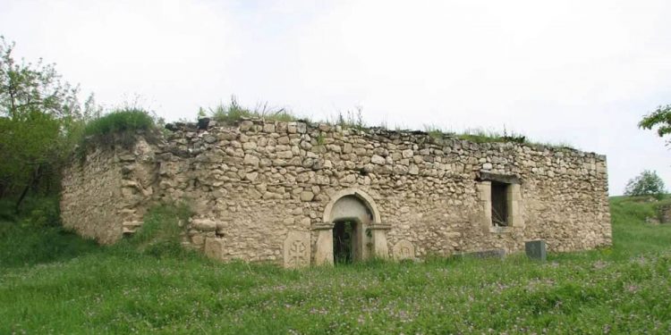 Թշնամին պղծում, անարգում է հայկական գերեզմանոցները