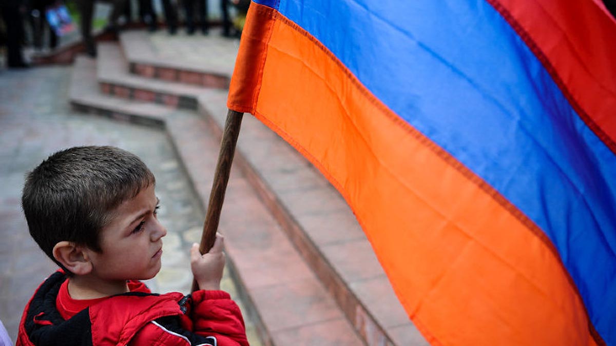 Армяне рост. Армения люди. Ребенок с флагом Армении. Армения и армяне. Армянские дети.