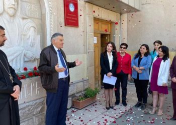 Եվ երկնից… վարդաթերթեր ցողվեցին բանաստեղծի հարթաքանդակին