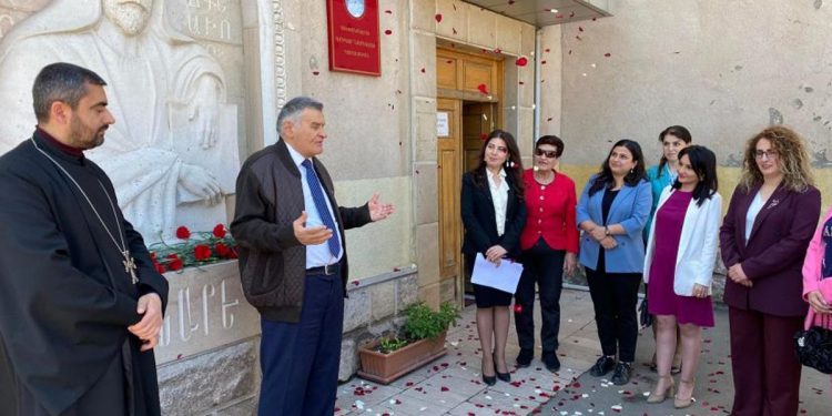 Եվ երկնից… վարդաթերթեր ցողվեցին բանաստեղծի հարթաքանդակին