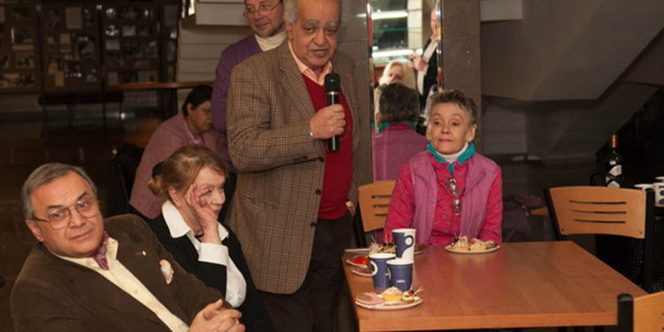 Թատրոնի ասպետի հիշատակին