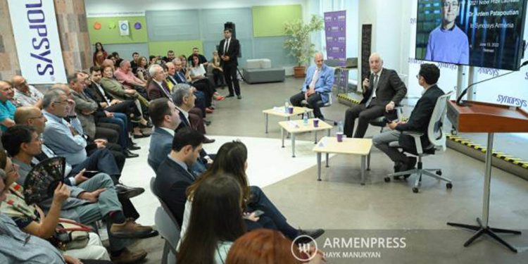 Ուրախության ու կարոտի ժպիտներ փոխանակելով…