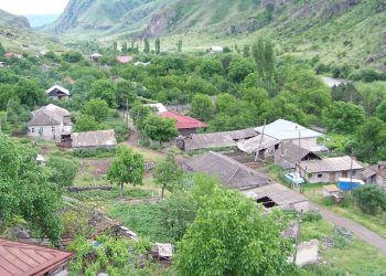 Մնալ, ապրել գյուղում