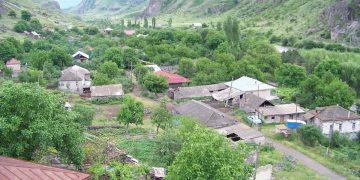 Մնալ, ապրել գյուղում