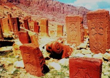 Պատմական ահռելի ծանր բեռի տակ ճկռած