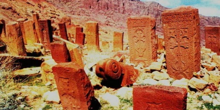 Պատմական ահռելի ծանր բեռի տակ ճկռած