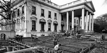 Սպիտակ տան հիմնարկեքը եւ երեւակայական անկումը